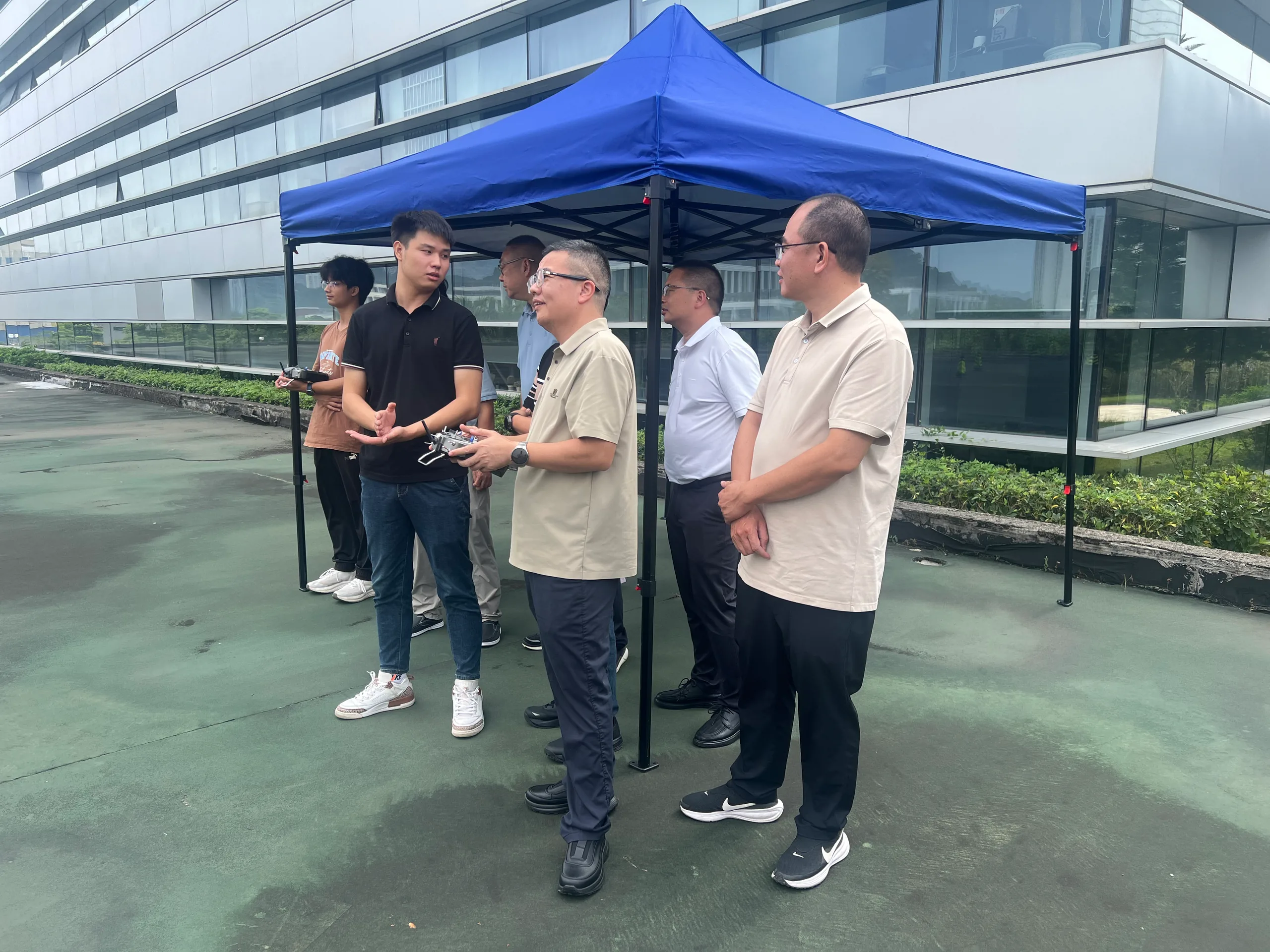 惠东职业中学来访人员参观无人机培训场地